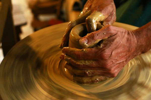 Où apprendre les techniques de la poterie berbère au Maroc : ateliers et artisans recommandés ?