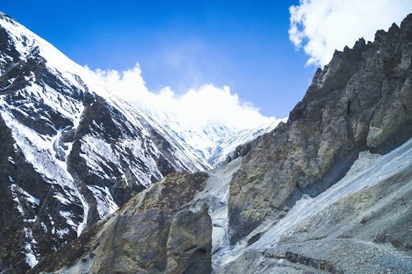 Quels sont les meilleurs itinéraires pour une randonnée dans les montagnes de l'Himalaya, Inde : conseils et préparations ?